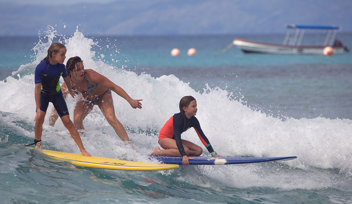 Bianca Valenti surfing with the next generation of female surfers. Photo: @shannonreporting /  @supersessions2