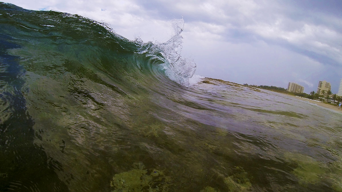 Rare offshores creating lip art over a shallow rock shelf. Photo: <a href=\"http://instagram.com/youngxsalt\"> Tondo</a>