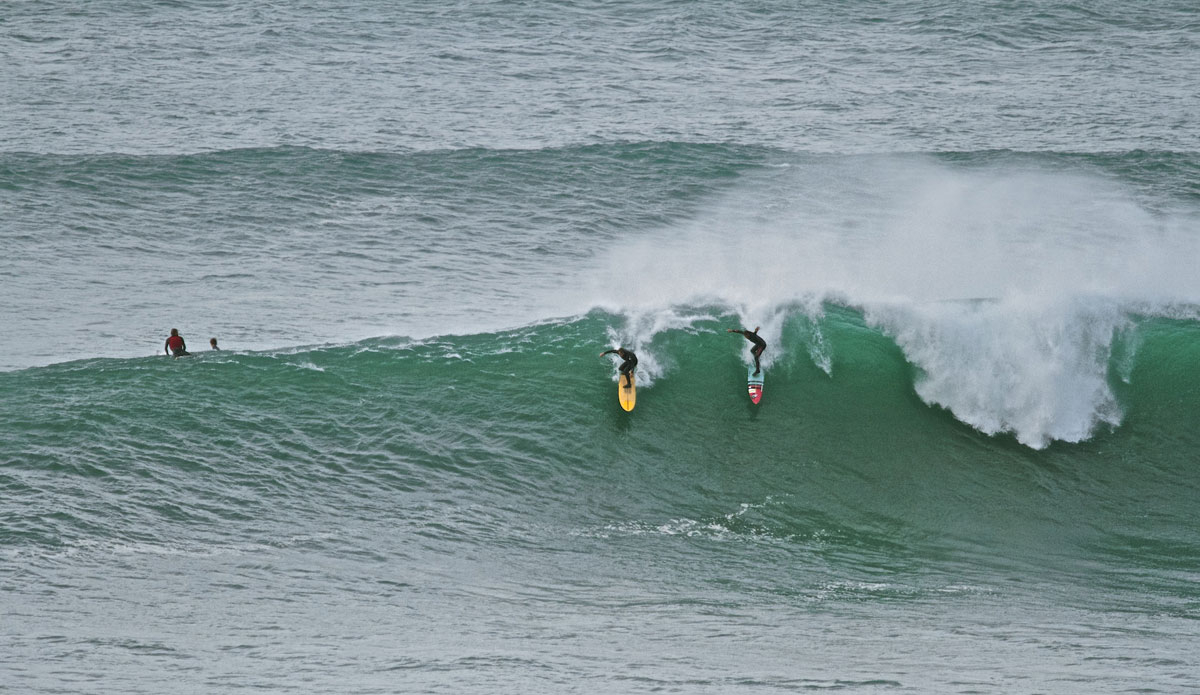 Skeet Derham and an unknown surfer, sharing a good one. Photo:<a href=\"http://instagram.com/cacaneves\">Camila Neves</a>