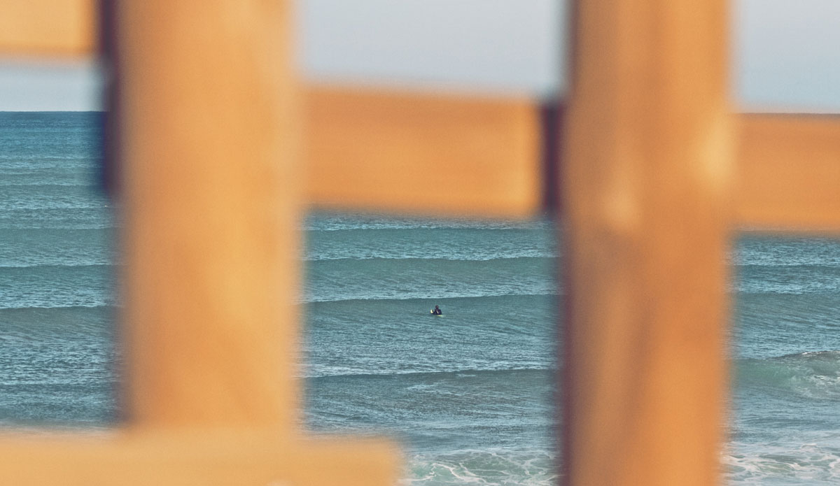 Skeet Derham through the fence. Photo:<a href=\"http://instagram.com/cacaneves\">Camila Neves</a>