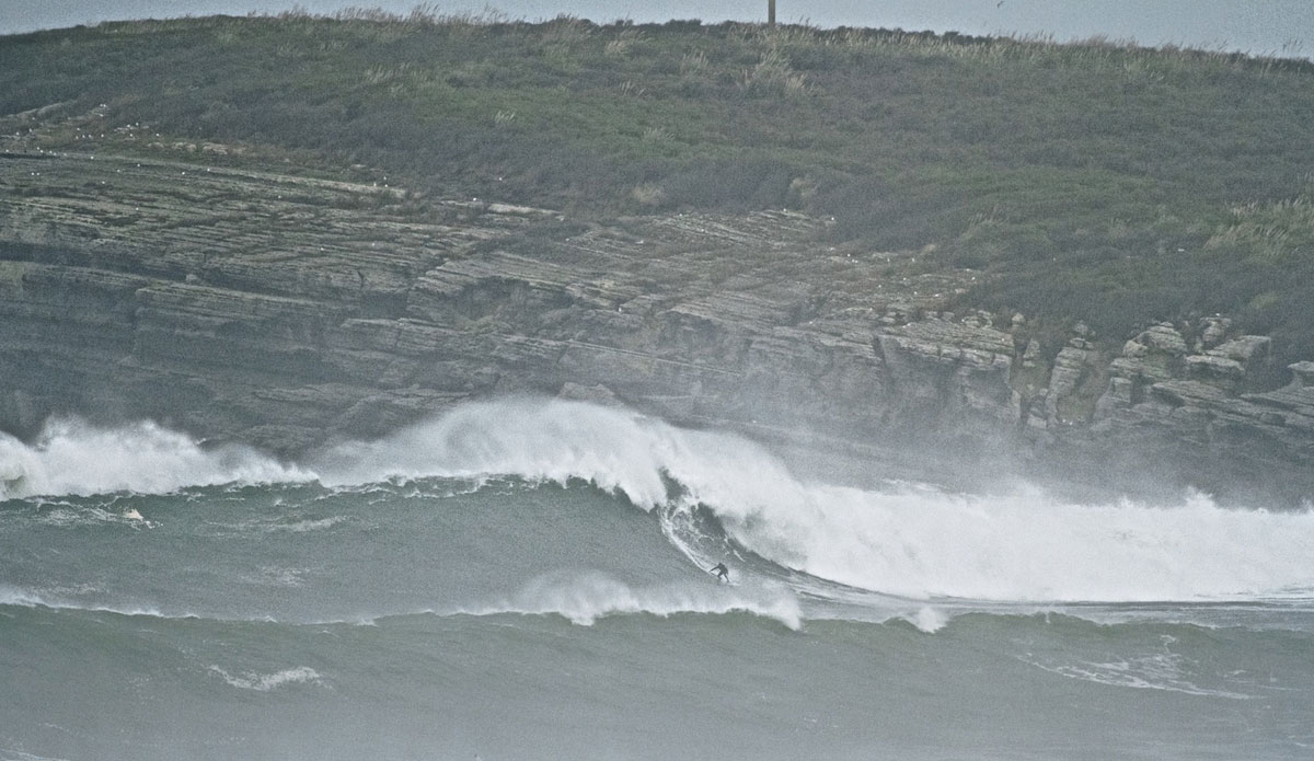 Skeet Derham slides onto a beast. Photo:<a href=\"http://instagram.com/cacaneves\">Camila Neves</a>