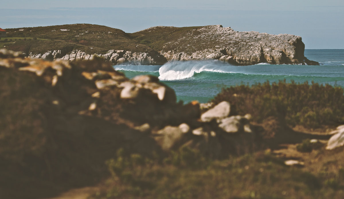 The view through the rocks. Photo:<a href=\"http://instagram.com/cacaneves\">Camila Neves</a>