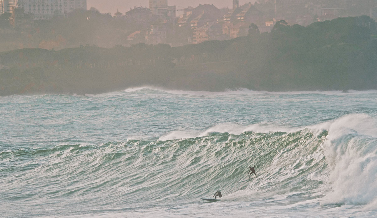 Skeet Derham and Fernando Riego Lopez (Nano) sharing a slabby one. Photo:<a href=\"http://instagram.com/cacaneves\">Camila Neves</a>