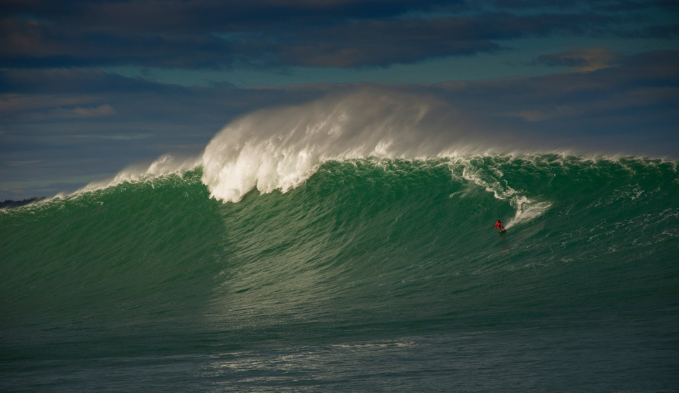 Belharra reef, December 22. Peyo Lizarazu on a Belharra bomb. Photo: <a href=\"https://www.facebook.com/SalernoPhoto\"> Stéphane Salerno