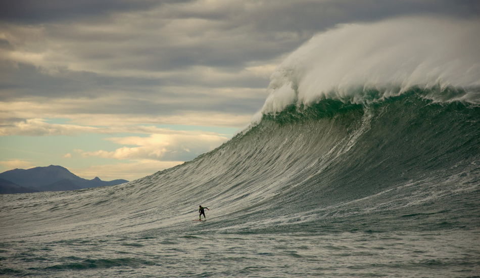 Belharra reef 22 dec Surfer: Gatier Garanx at Belharra\'s feet. Photo: <a href=\"https://www.facebook.com/SalernoPhoto\"> Stéphane Salerno