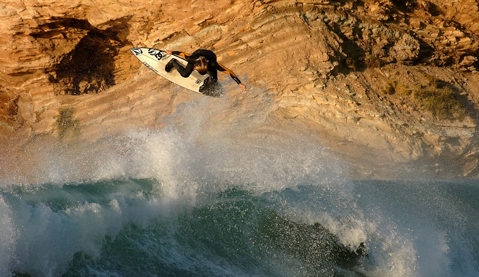 Hugues Oyarzabal goes huge at Henday beach. Photo: <a href=\"https://www.facebook.com/SalernoPhoto\"> Stéphane Salerno