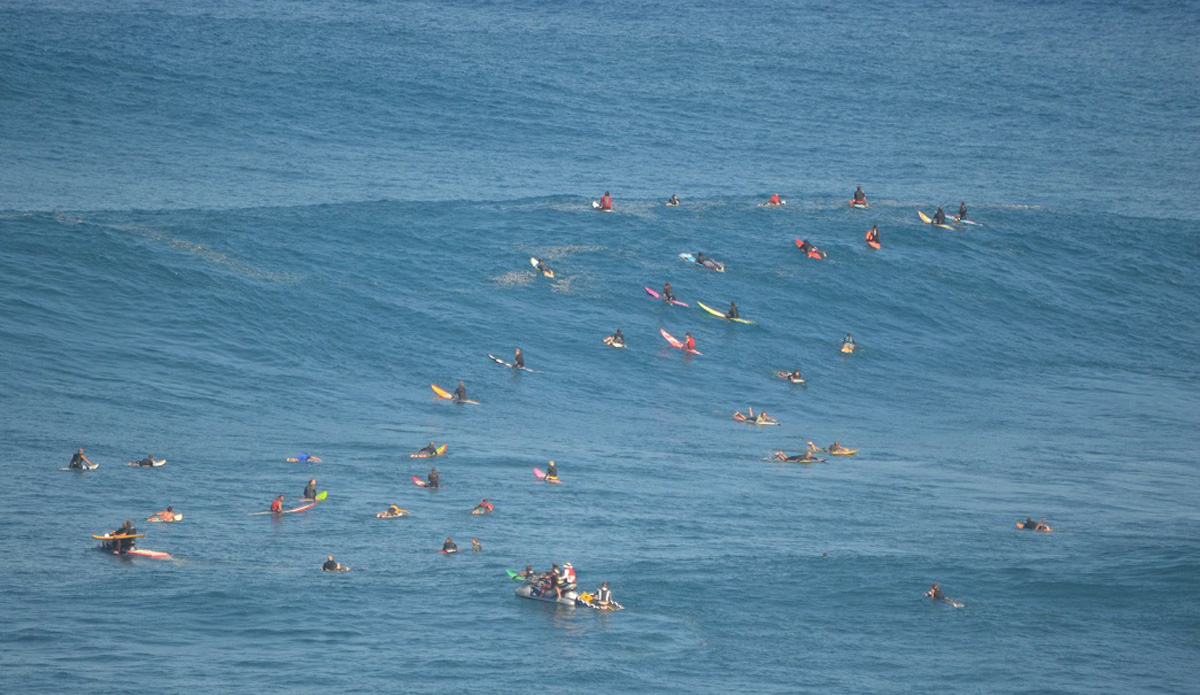 A very busy lineup. Photo: <a href=\"http://instagram.com/surfsup_photos\"> Tassio Silva</a>