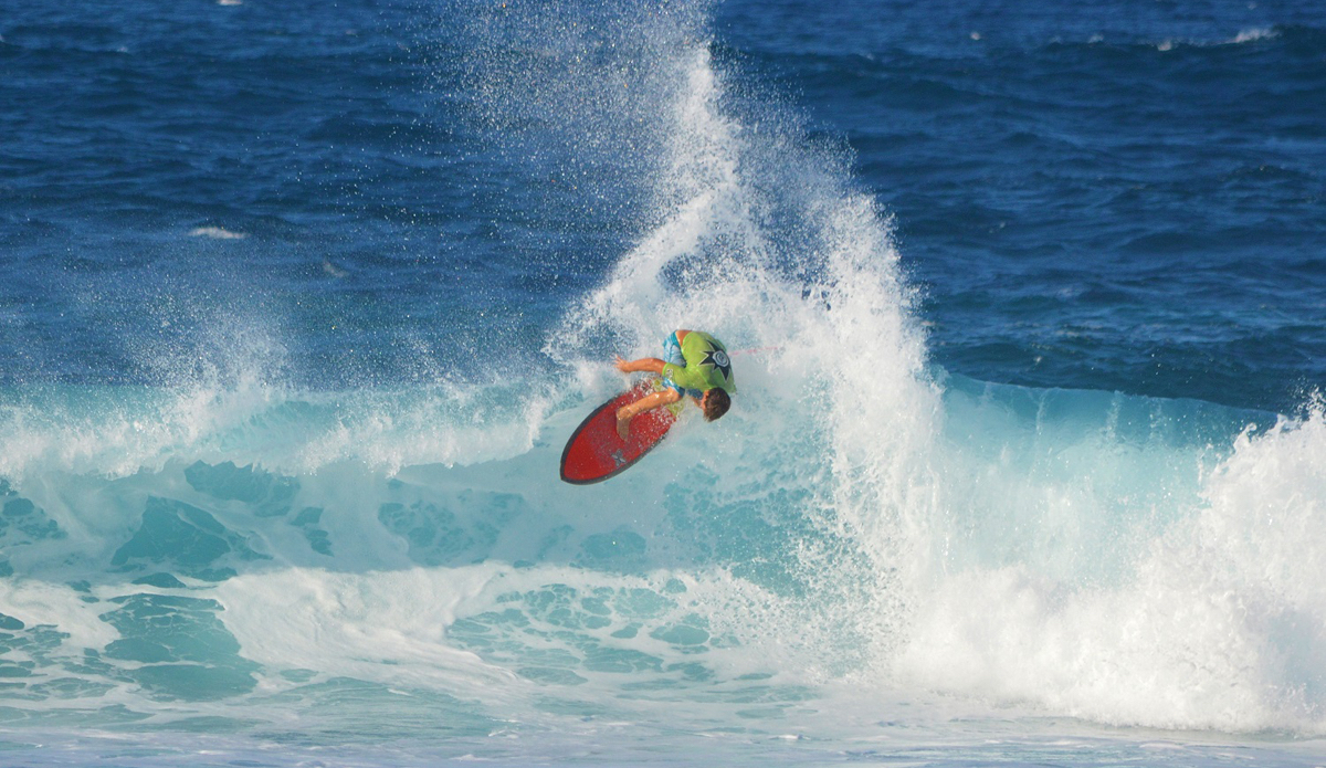 Makana Eleogram finish big on his waves to make the open Finals. Photo: <a href=\"http://instagram.com/surfsup_photos\"> Tassio Silva</a>