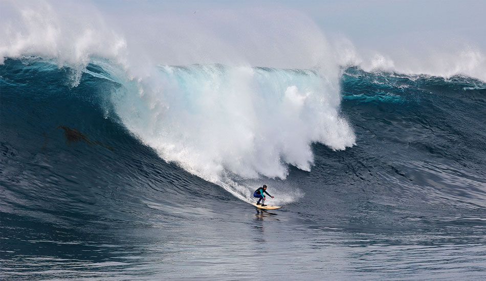 An hour later, Andres Flores finally decided to give up on the XXL and start to smash some decent sized waves. Photo: Claudia Boily