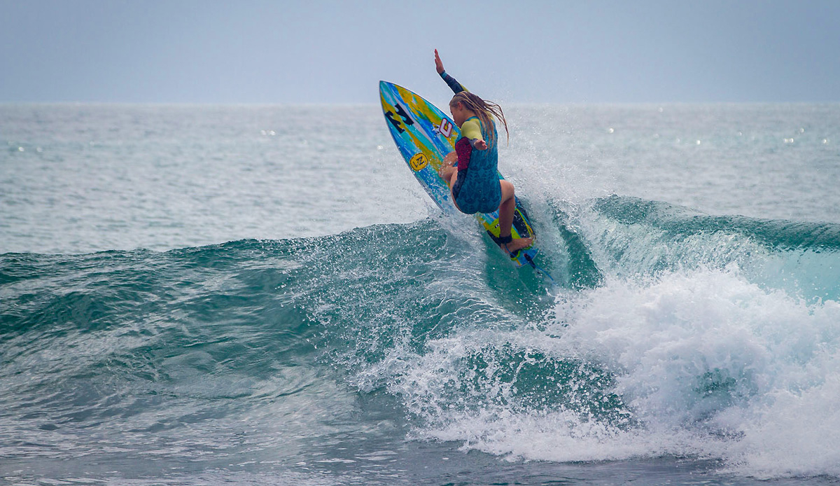 Emma Smith\'s big turn on a small wave. Photo by: Tyerell Jordaan