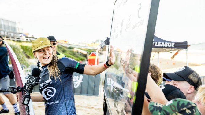 Isabella Nichols connects with the crowd. Photo: WSL