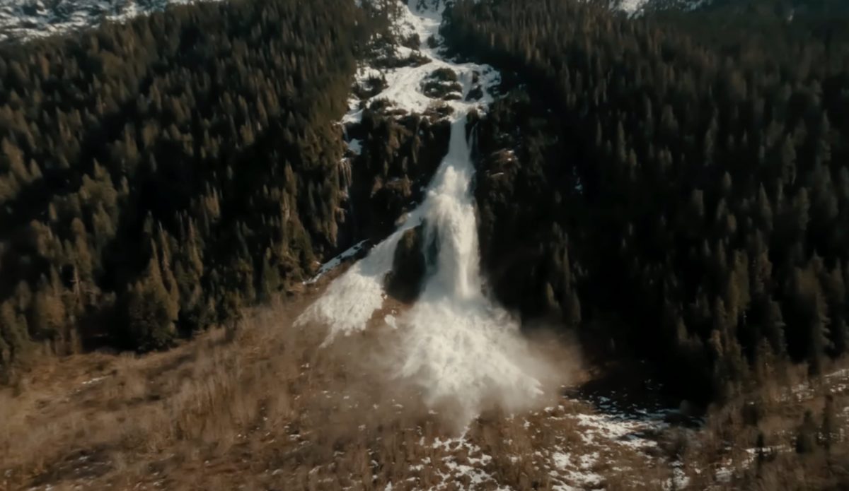 Drone Pilot Captures Amazing Footage Flying Directly Over an Avalanche