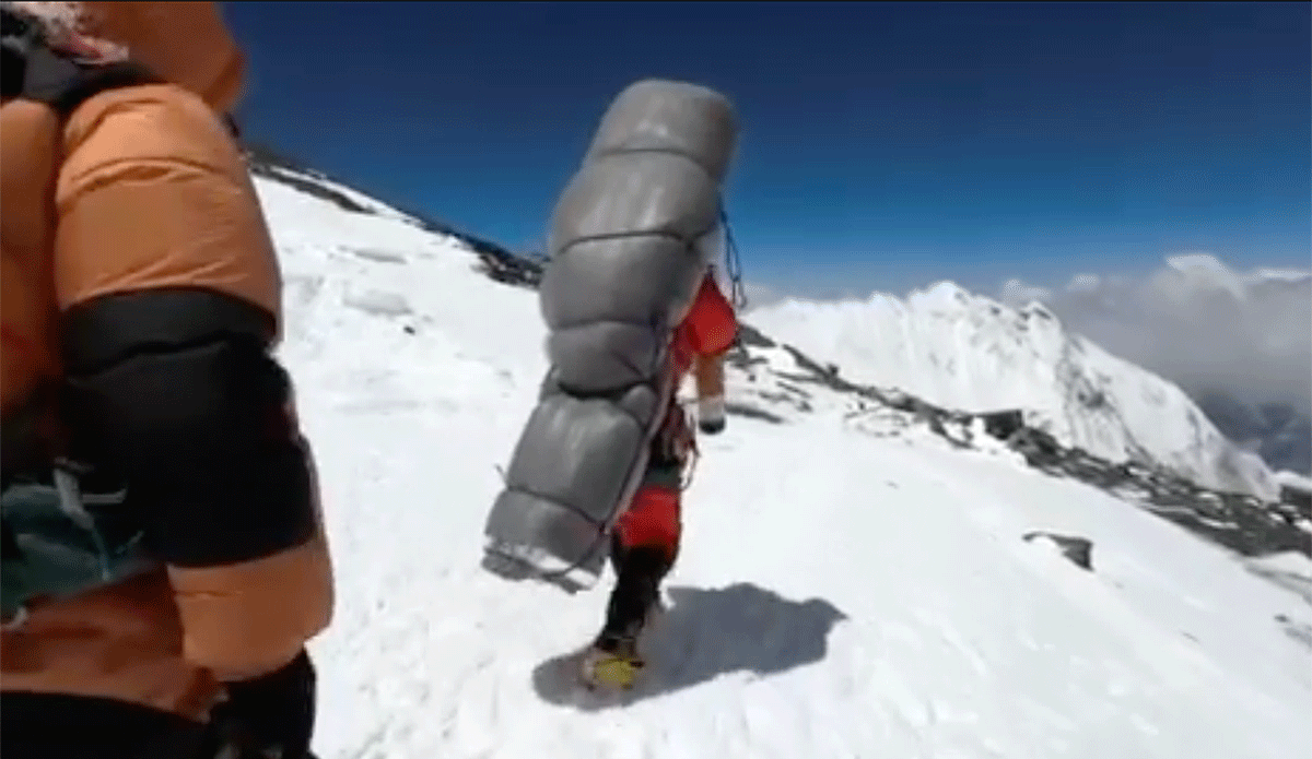 A Nepali Sherpa Carried a Mt. Everest Climber on His Back for 6 Hours ...