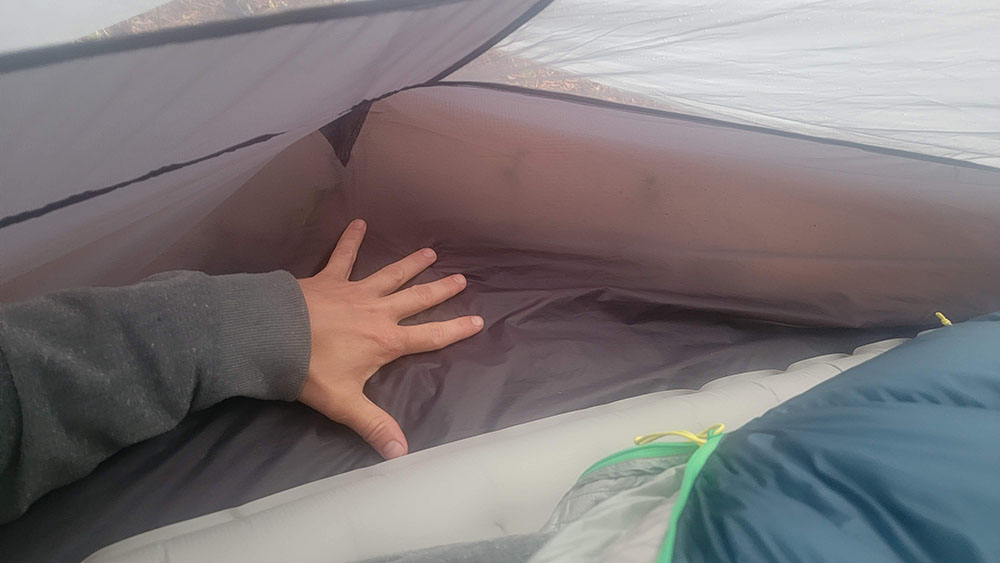 measuring the space next to the sleeping pad in the sea 2 summit alto tr1 backpacking tent