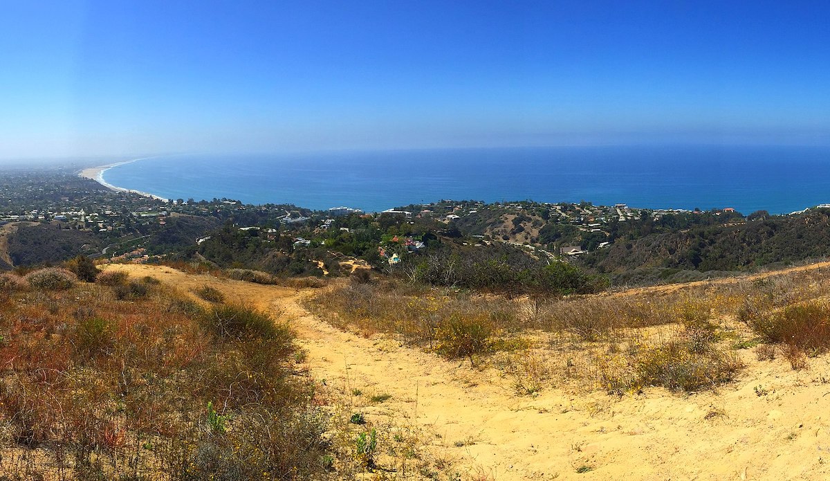 A wide ocean view from the Los Leones Trail. Photo: Creative Commons