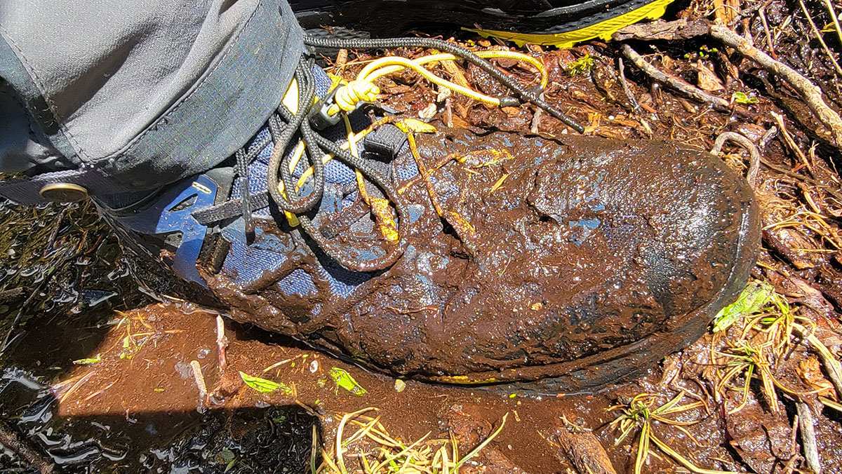 the aku rocket mid gtx hiking boots in the mud