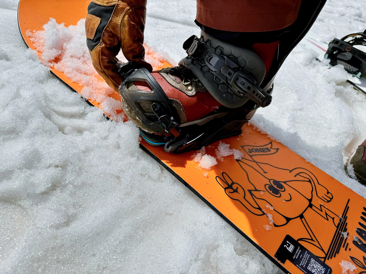 strapping in a snowboard binding