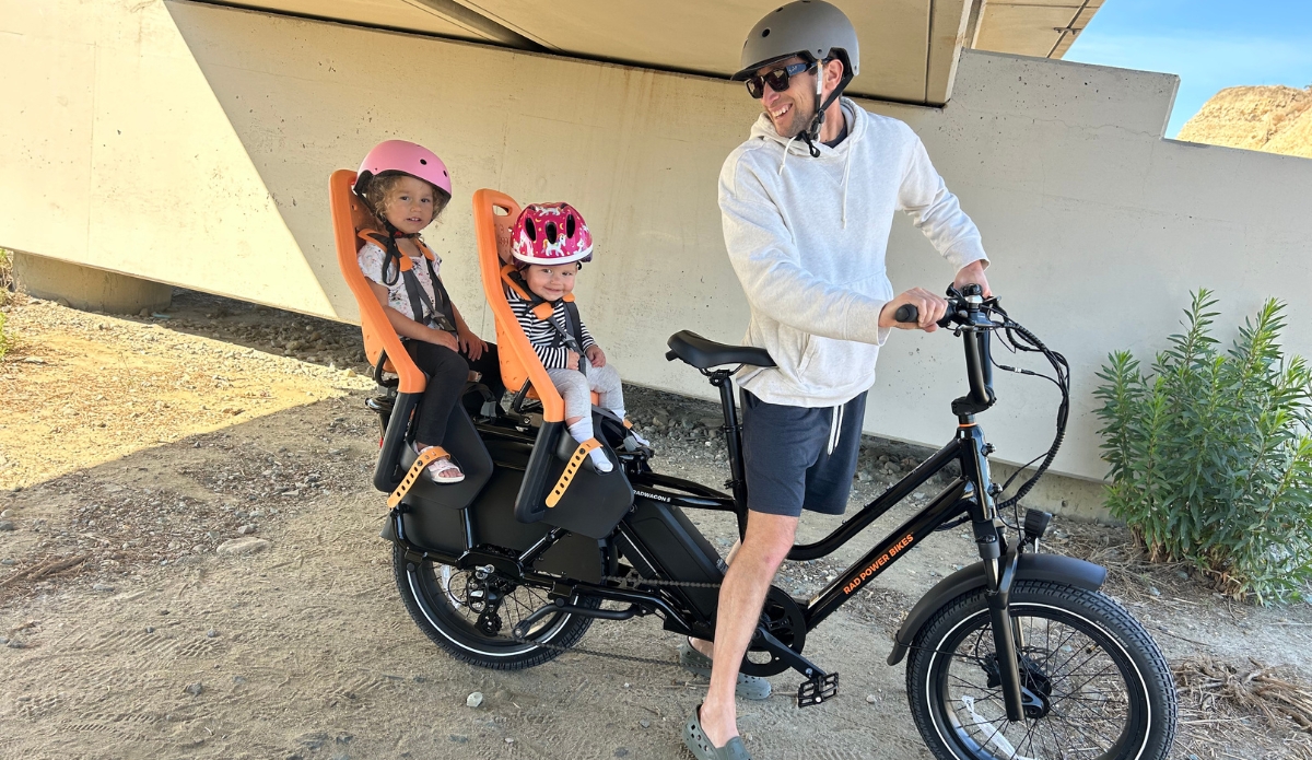 RadWagon 5 transports a family to the beach