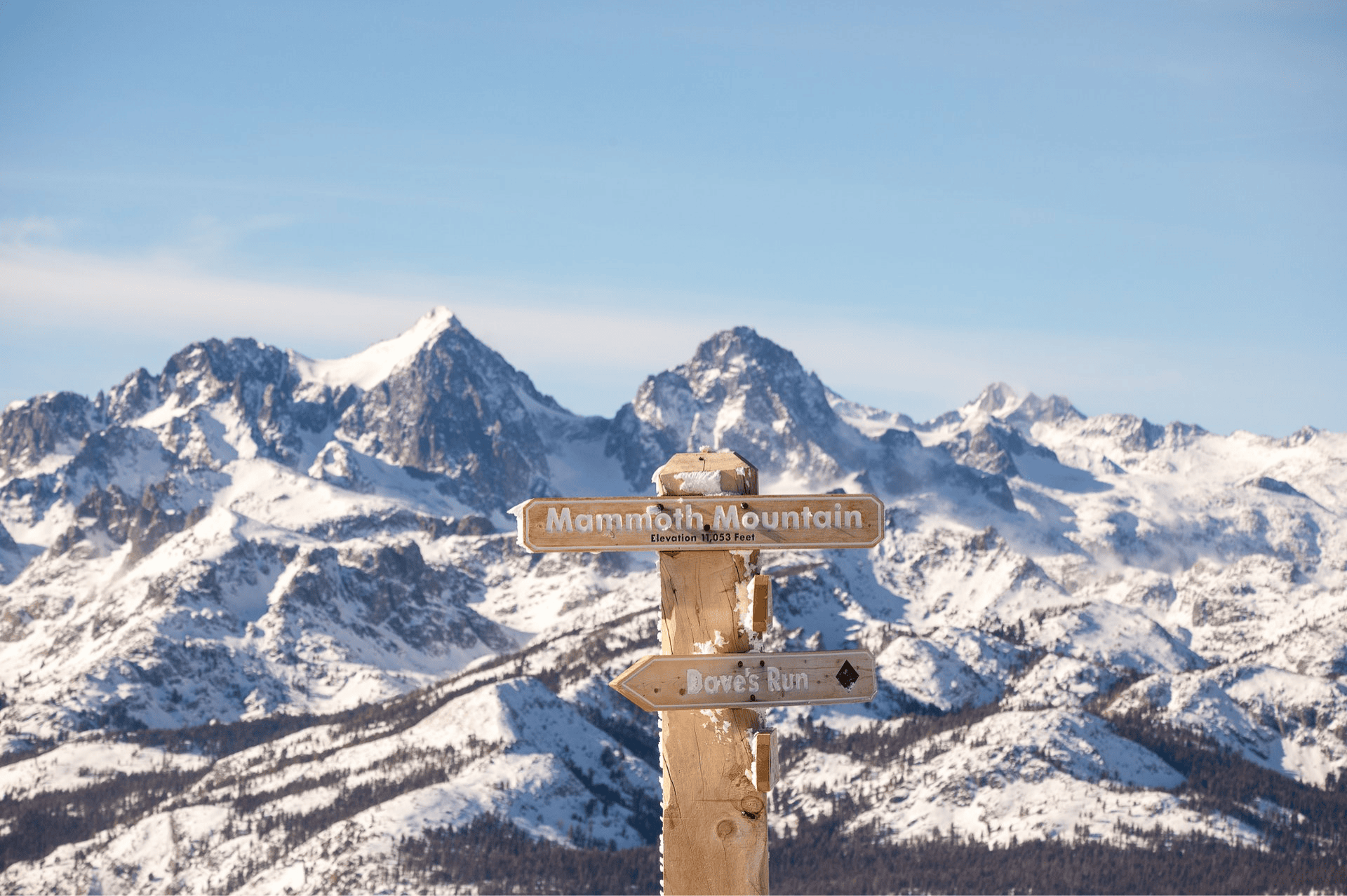 Mammoth Mountain sign in Mammoth Lakes