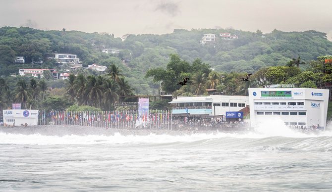 El Salvador surfing